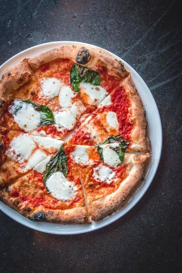 How Can You Achieve the Perfect Crust on a Neapolitan Pizza in a Home Oven?